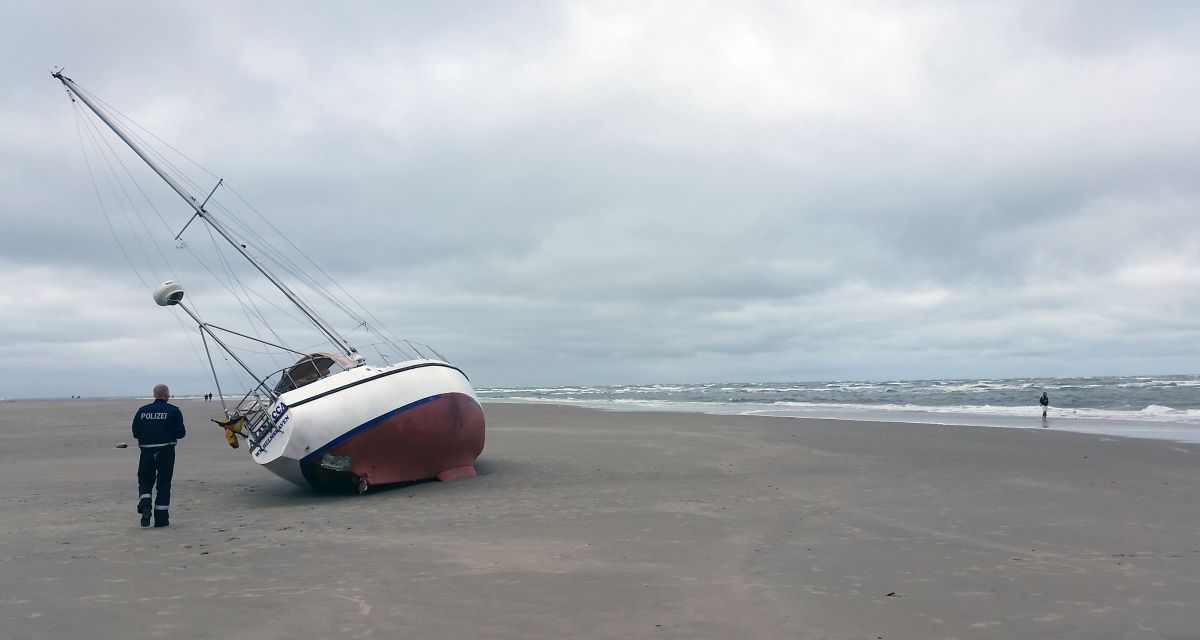 Gestrandetes Segelboot auf Borkum am 27. Juni 2019