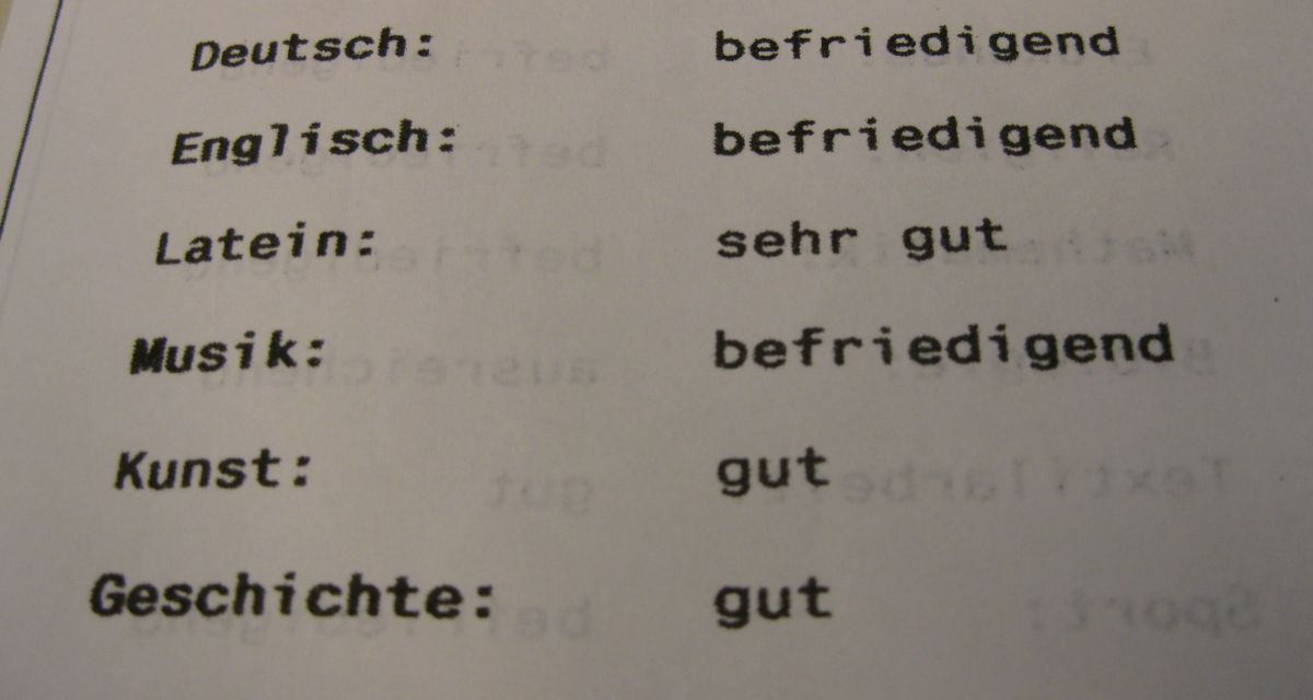 Zu sehen ist ein Schulzeugnis.