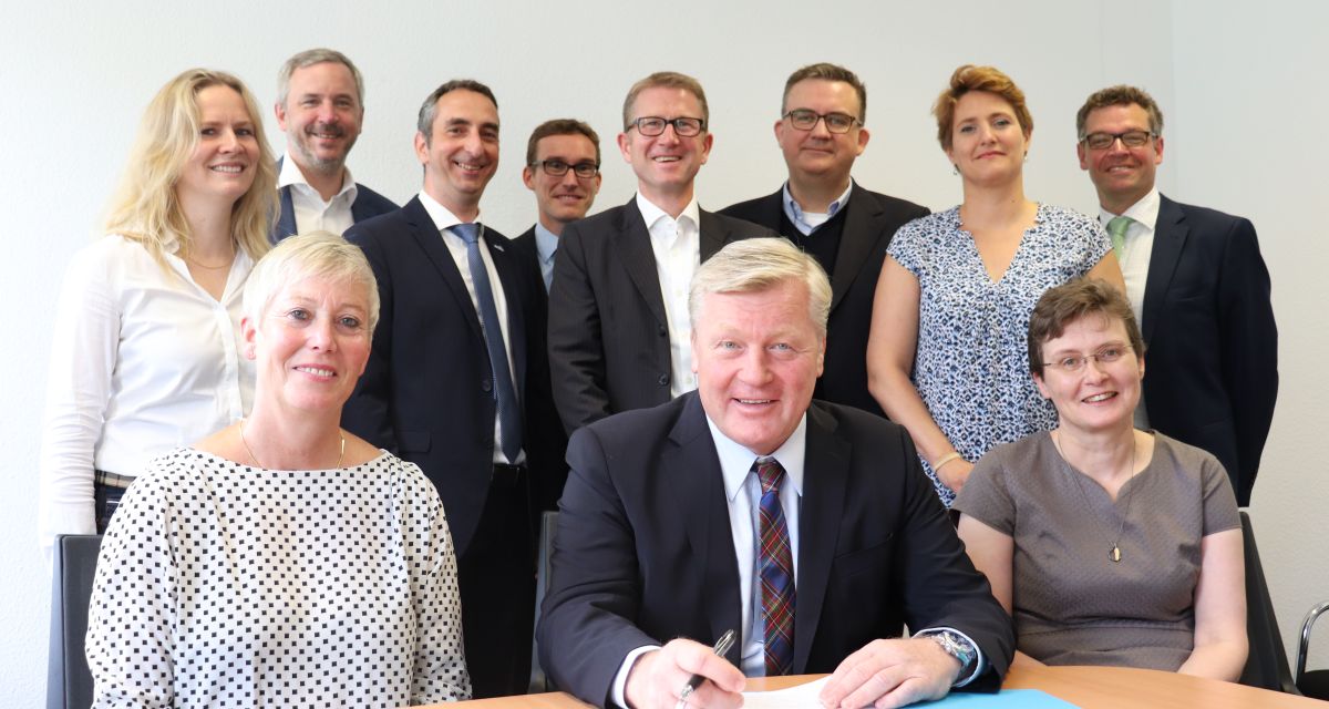 Niedersachsens Wirtschafts- und Verkehrsminister Dr. Bernd Althusmann (Bildmitte) flankiert von den beiden LNVG-Geschäftsführerinnen Carmen Schwabl (rechts sitzend) und Susanne Haack (links sitzend), zusammen mit den Geschäftsführungen der Eisenbahnunternehmen