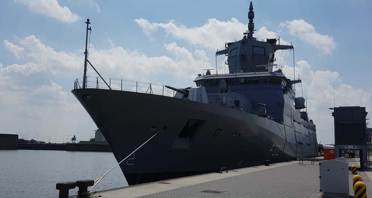 Fregatte Baden- Württemberg liegt am Hafen