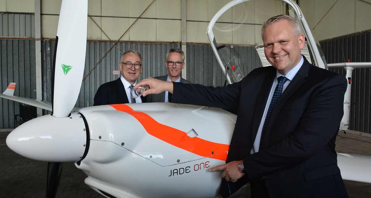 Wissenschaftsminister Björn Thümler (re) tauft das Forschungsflugzeug auf den Namen JADE ONE. (im Hintergrund v.l. Prof. Dr. Manfred Weisensee, Prof. Dr. Jens Wellhausen