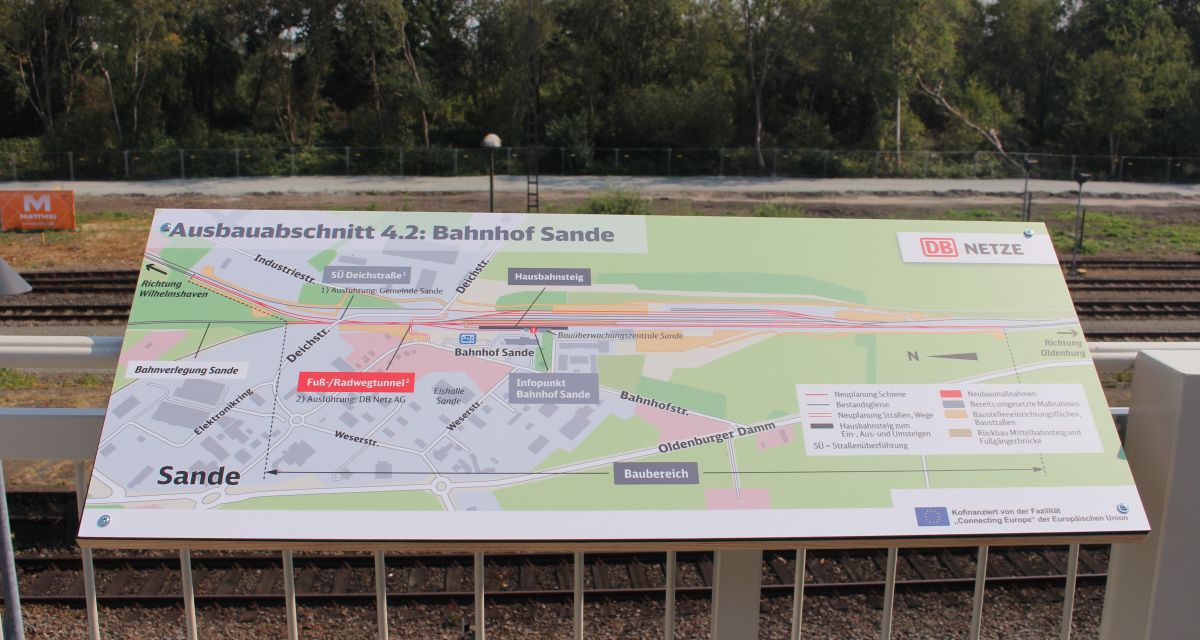 Eine Infotafel am Sander Bahnhof mit Infos zum Ausbau
