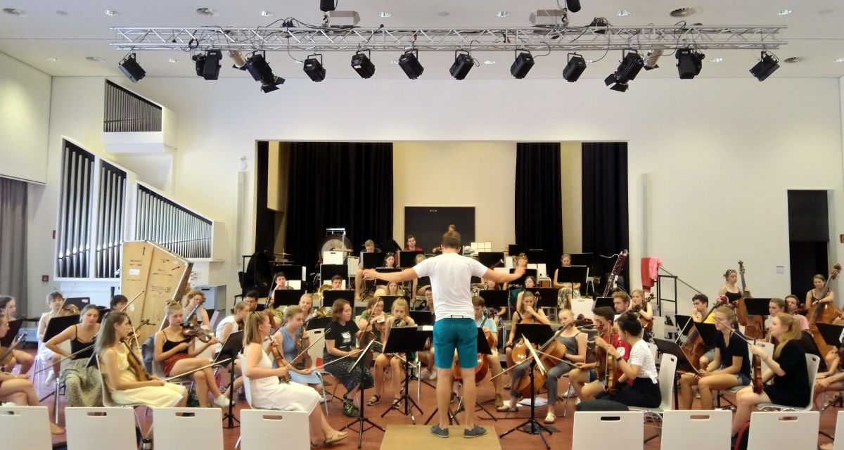 Dirigent Duncan Ward leitet Proben der Jungen Norddeutschen Philharmonie im Neuen Gymnasium Wilhelmshaven in Vorbereitung für die Niedersächsischen Musiktage 2019