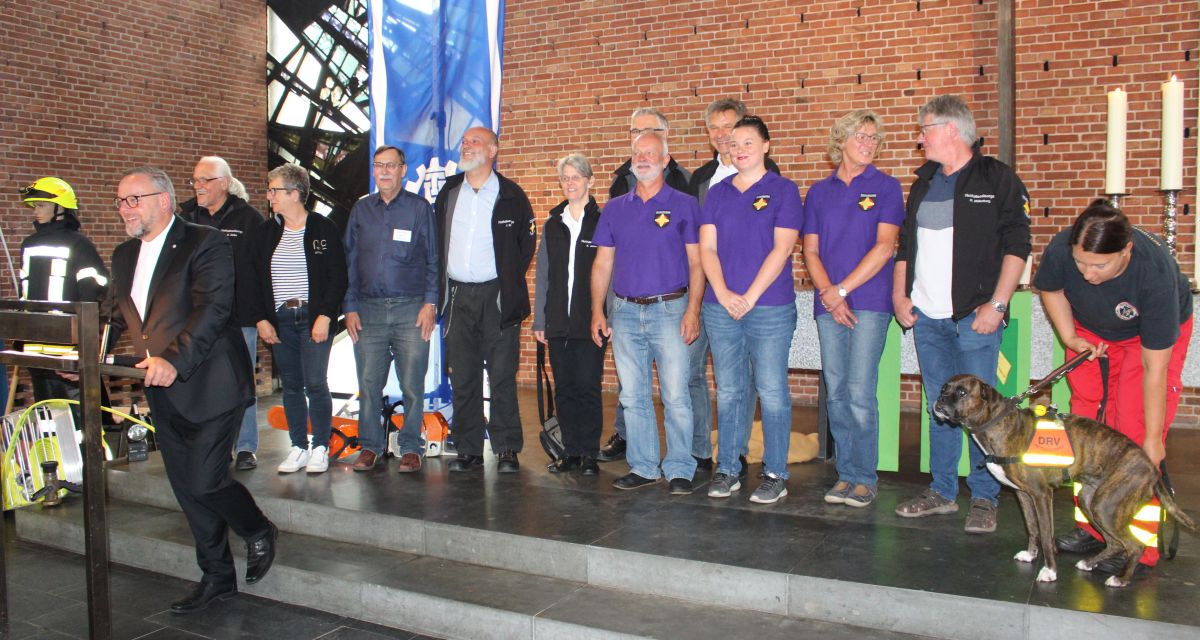 Rettungskräfte in der Stadtkirche Jever anlässlich des 20-j. Jubiläums der Notfallseelsorge im Jeverland