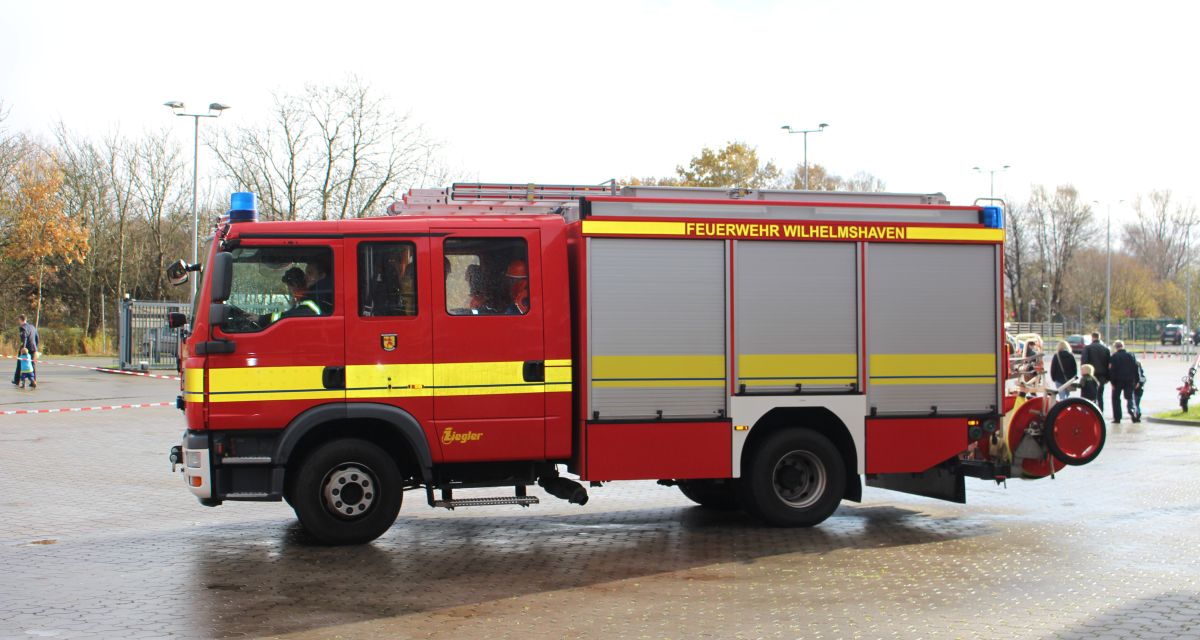 Man sieht einen Feuerwehrwagen der Feuerwehr Wilhelmshaven