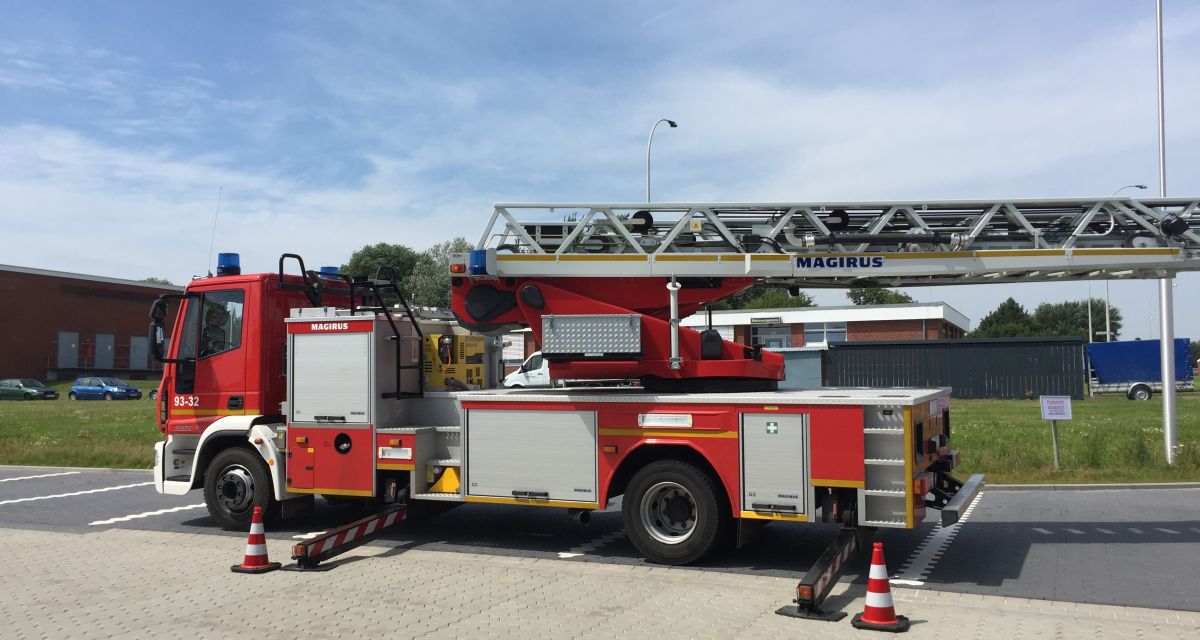 Feuerwehren üben in Waddewarden für den Ernstfall