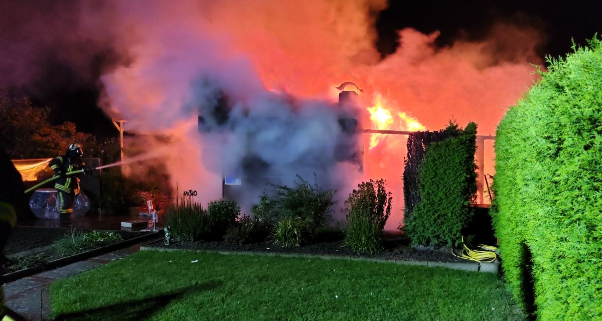 eine Gartenlaube in der Anlage Rosenhügel steht in Flammen