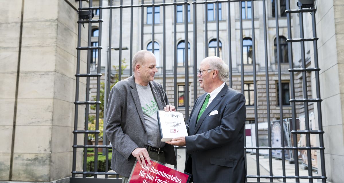 Ulf Berner übergibt eine Petition gegen Björn Höcke an den Vorsitzenden der Innenministerkonferenz