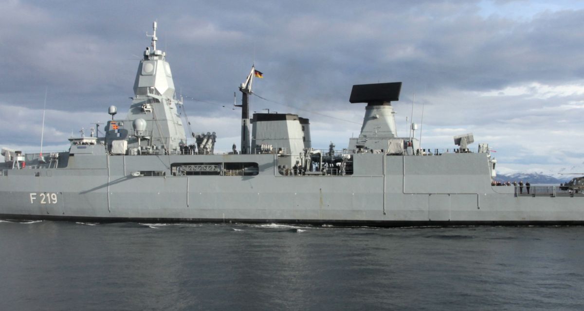 Die Fregatte F219 Sachsen, mit einem Bordhubschrauber Sea Lynx MK 88A an Bord im Rahmen der NATO-Übung Andoya in Norwegen, am 26.04.2016.