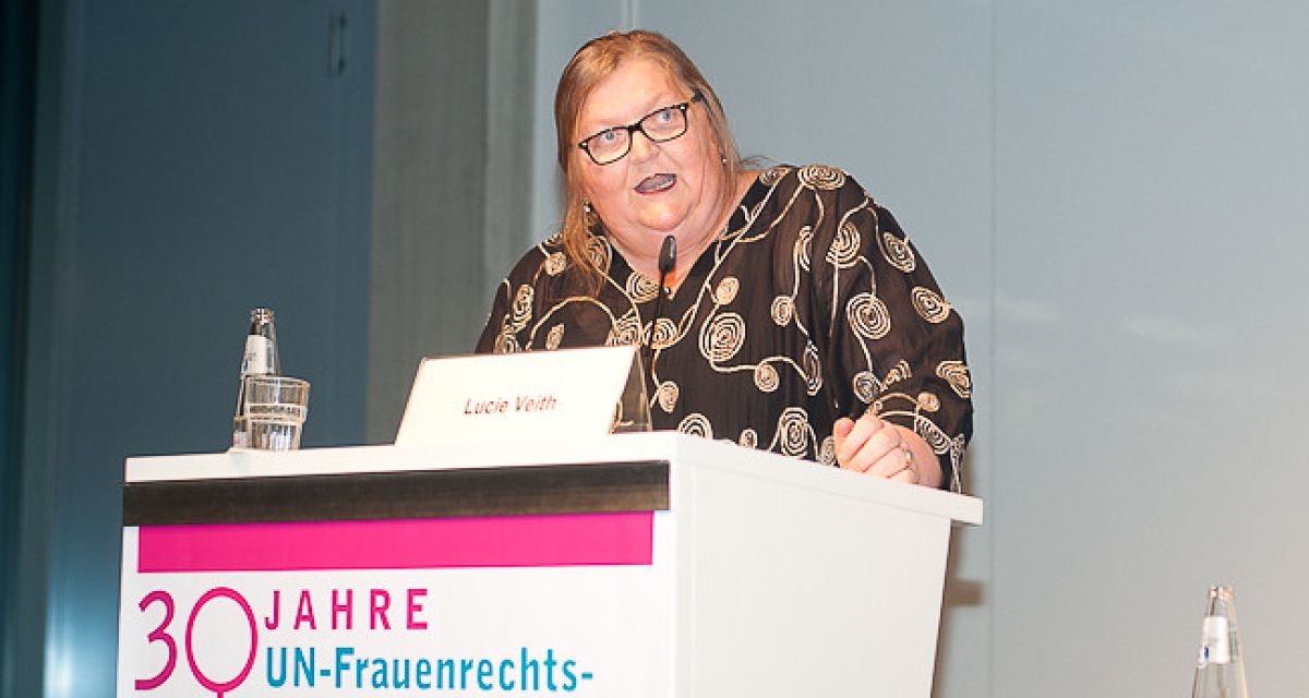Lucie Veith vom Verein Intersexuelle Menschen vor einem Podium