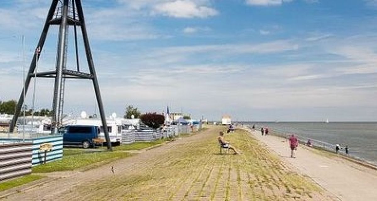 Das Foto wurde auf dem Deich aufgenommen, rechts ist die Nordsee zu sehen, links vom Deich der Campingplatz in Schillig im Wangerland.