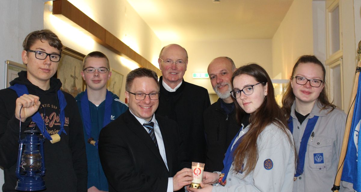 Friedenslicht im Rathaus Jever übergeben