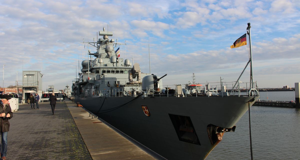 Auf dem Foto ist die „Mecklenburg-Vorpommern“ im Marinestützpunkt Heppenser-Groden zu sehen. 
