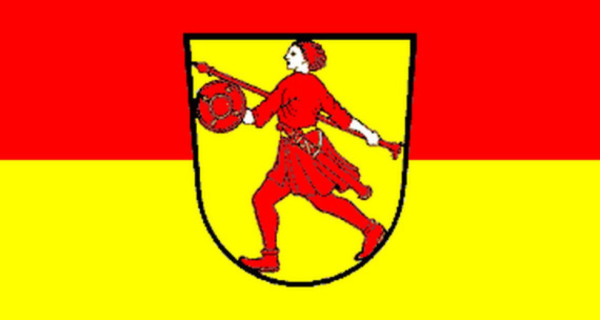 Die Stadtflagge der Stadt Wilhelmshaven. Auf horizontal rot-gelb geteiltem Feld ein gelber Wappenschild, darauf der