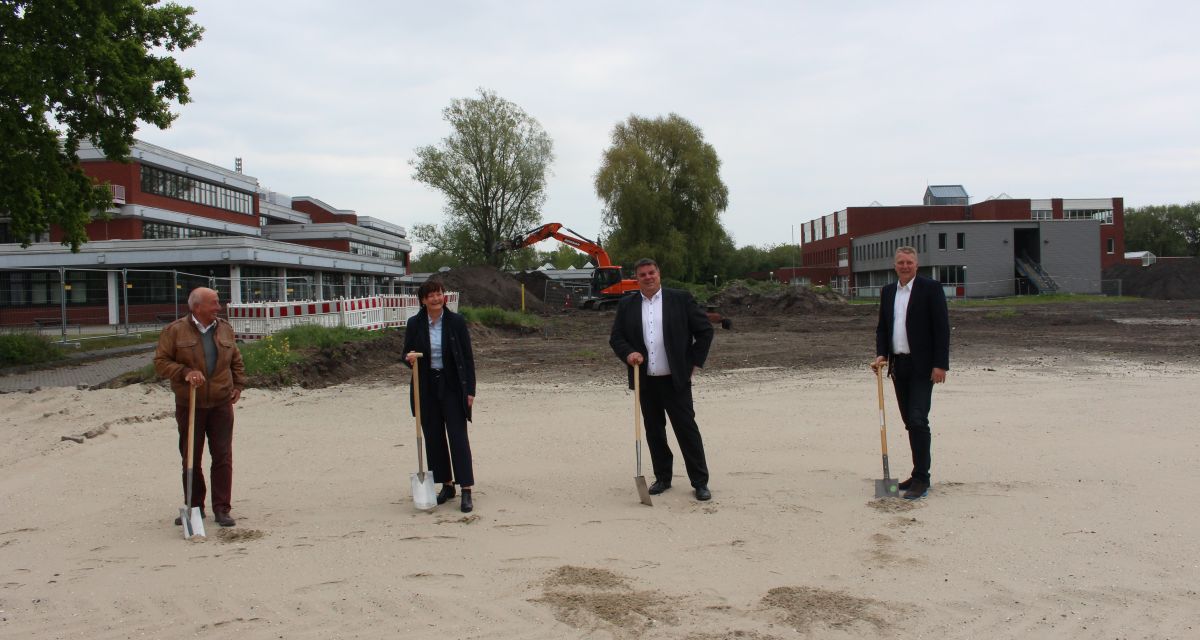 Ein Spatenstich in Wilhelmshaven, unter anderem mit OB Carsten Feist und Helmut Möhle