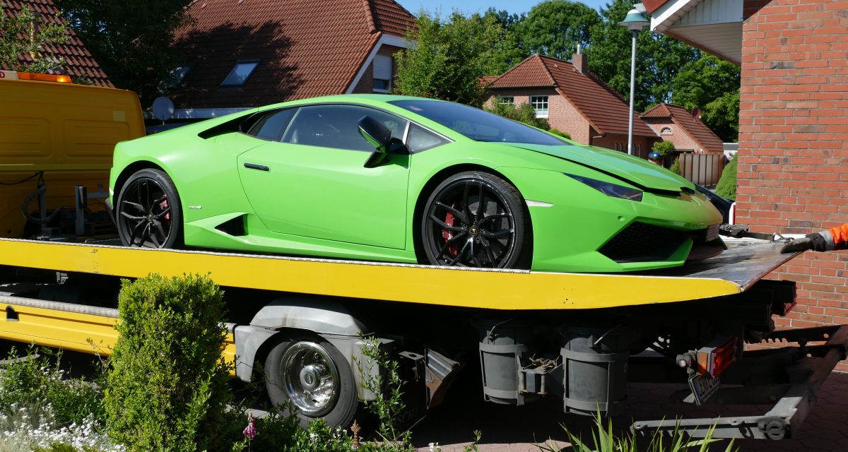 Ein Lamborghini wurde durch die Ermittler in der Gemeinde Westoverledingen sichergestellt. Die Ermittler durchsuchten ebenfalls Wohnungen in Papenburg, dabei wurden große Mengen an Rauschgift, Waffen und Bargeld sichergestellt.