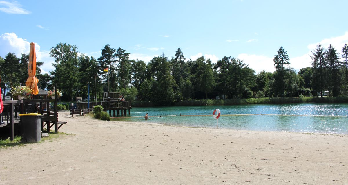 Das Foto zeigt das Naturfreibad Heidmühle an einem sonnigen Tag.