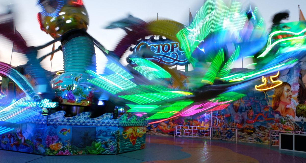 Oldenburger Kramermarkt ein Fahrgeschäft ist zu sehen mit Lichtern