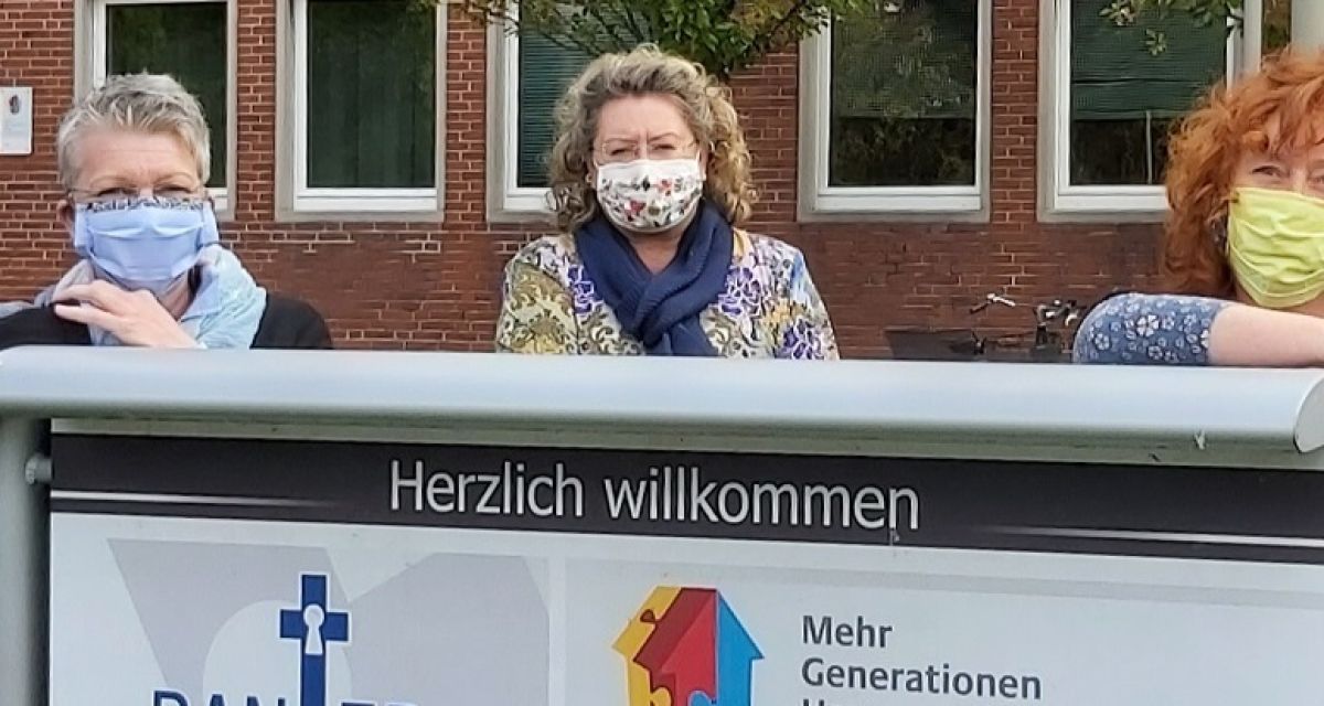 Zu sehen sind drei Mitarbeiterinnen des Senioren- und Pflegestützpunkts Wilhelmshaven mit Mund-Nasen-Bedeckungen: Jutta Rahmann, Karin Biere und Monika Abels.