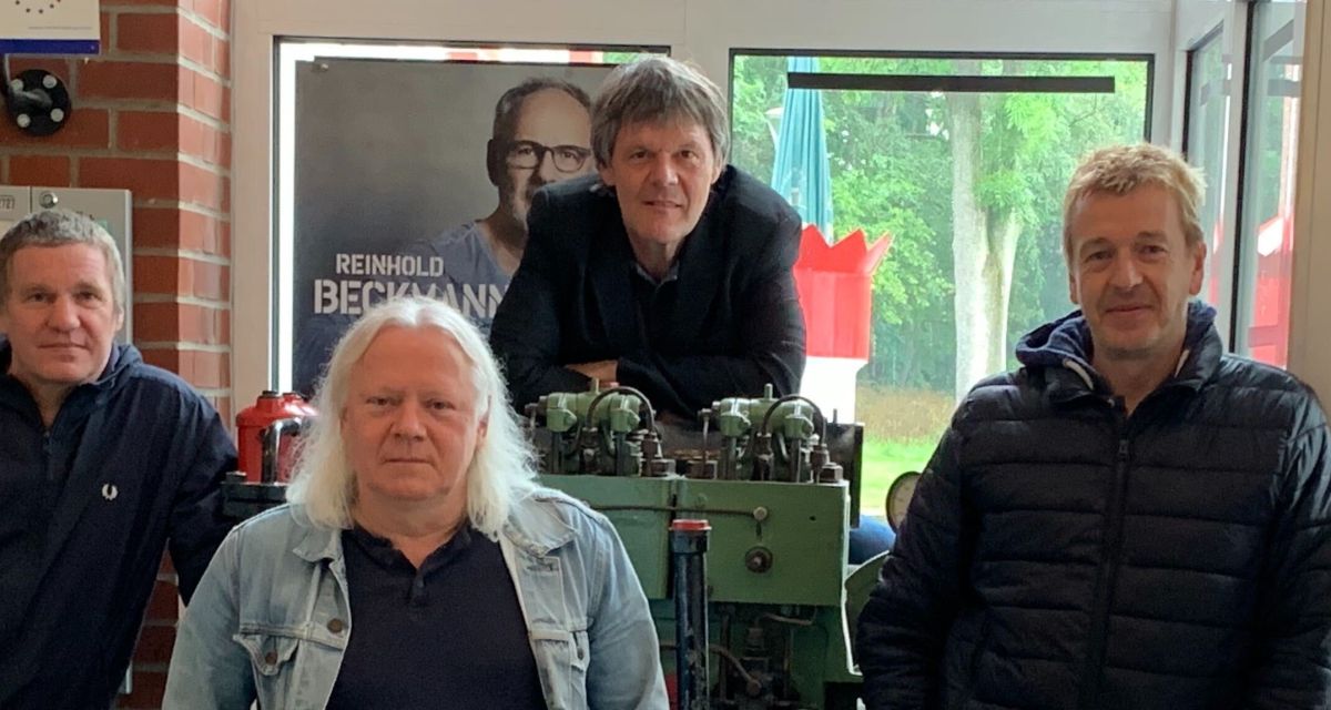 Vier Männer im Pumpwerk Wilhelmshaven