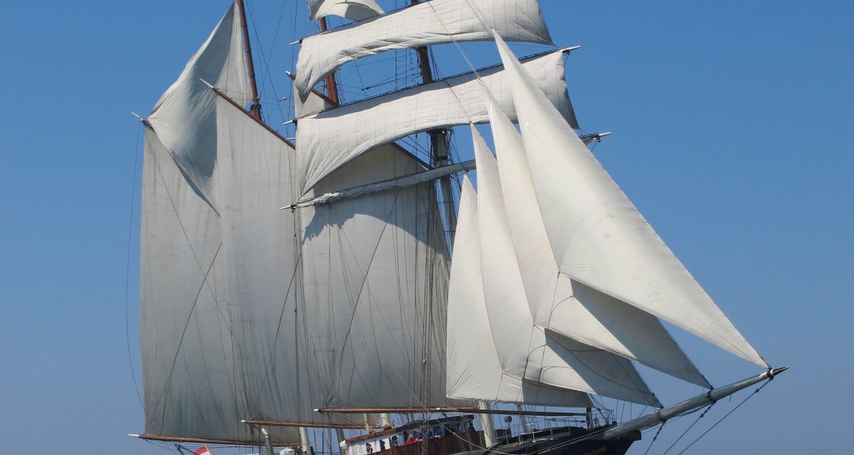 Dreimast Großsegler auf hoher See