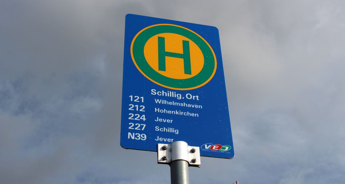 Auf dem Bild ist das Bushaltestellenschild von Schillig, Ort zu sehen. 