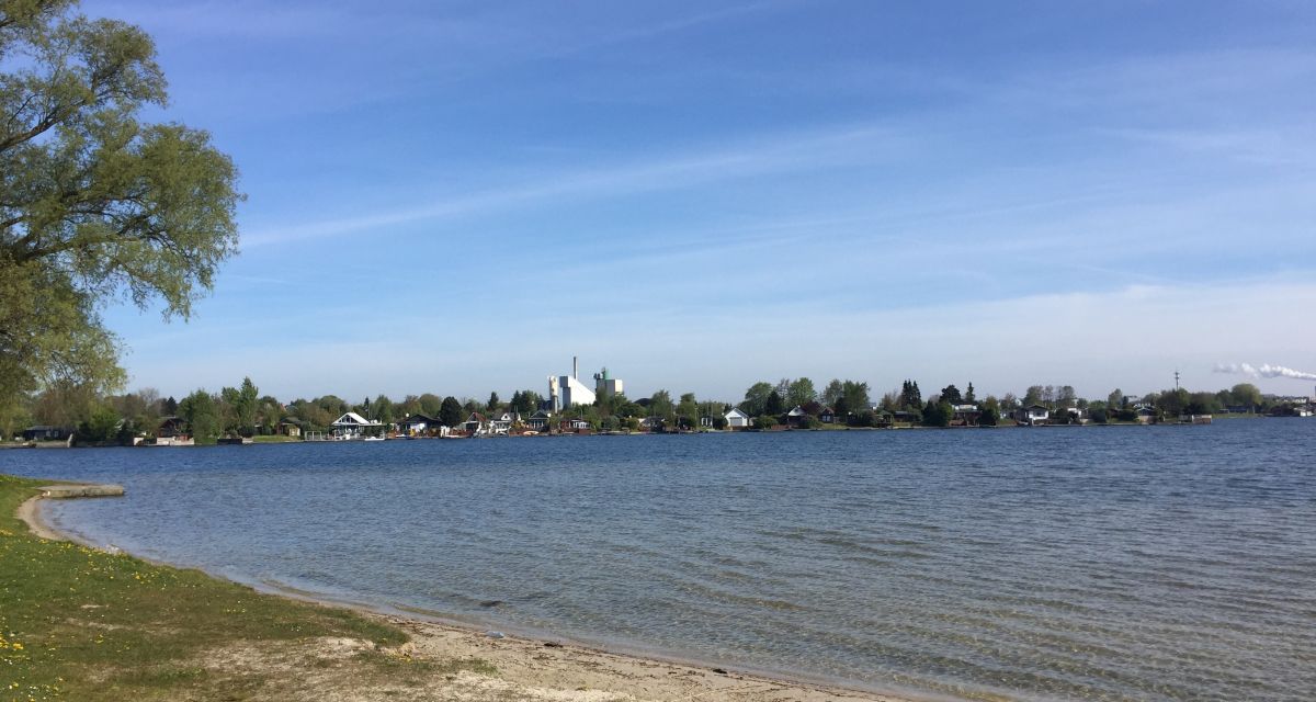 Autos blockieren Rettungswagen am Banter See