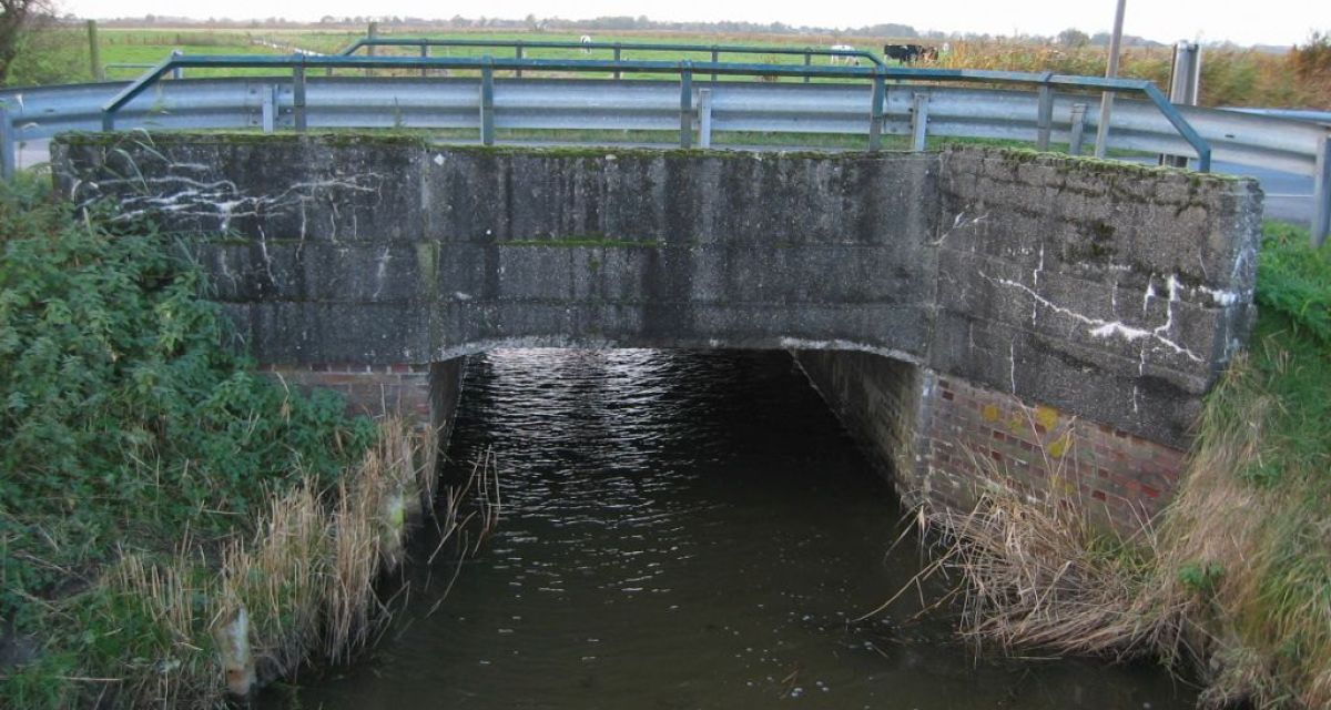 Die Brücke auf der K21 in der Nähe von Eggelingen im Landkreis Wittmund.