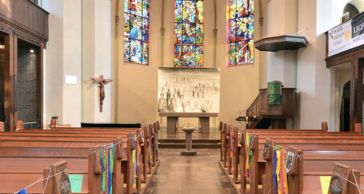 Die Christus- und Garnisonkirche von Innen. Zu sehen sind Bankreihen und am Altar die Kunstinstallation. 