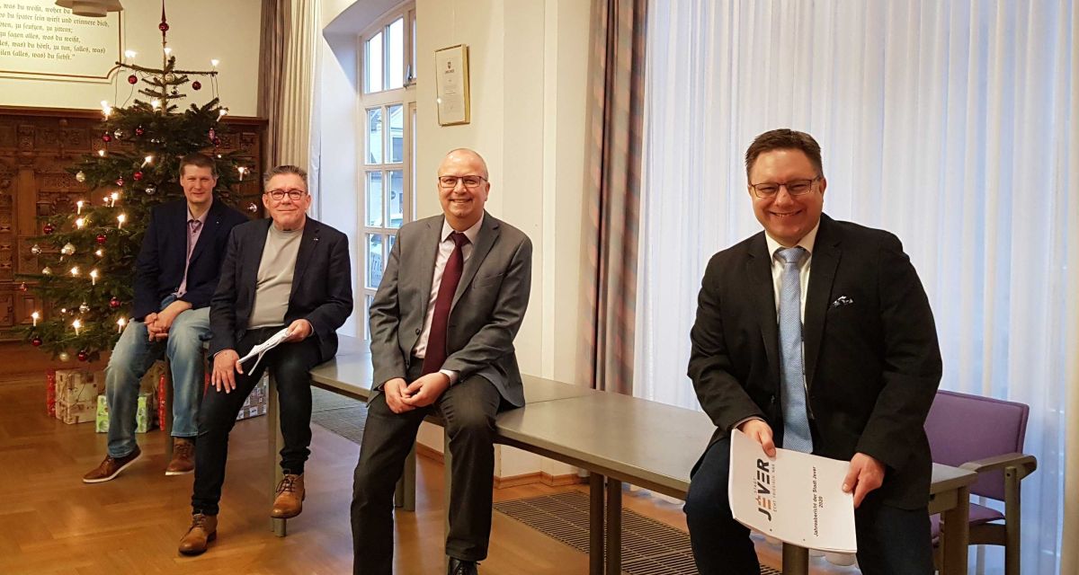 Bürgermeister Jan Edo Albers zusammen mit den Abteilungsleitern im Graf-Anton-Günther Saal in Jever