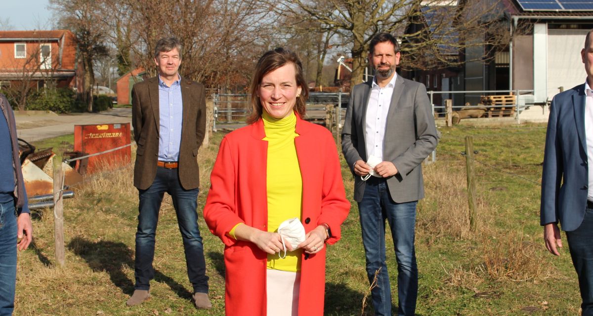 Vorsitzender des Kreislandvolkverbands Friesland Hartmut Seetzen, Geschäftsführer des Kreislandvolkverbsands Wesermarsch Manfred Ostendorf, Bundestagsabgeordnete Siemtje Möller, Niedersachsens Umweltminister Olaf Lies und Vize-Präsident im Landesbauernverband Landvolk Niedersachsen Manfred Tannen stehen auf einem Feldweg