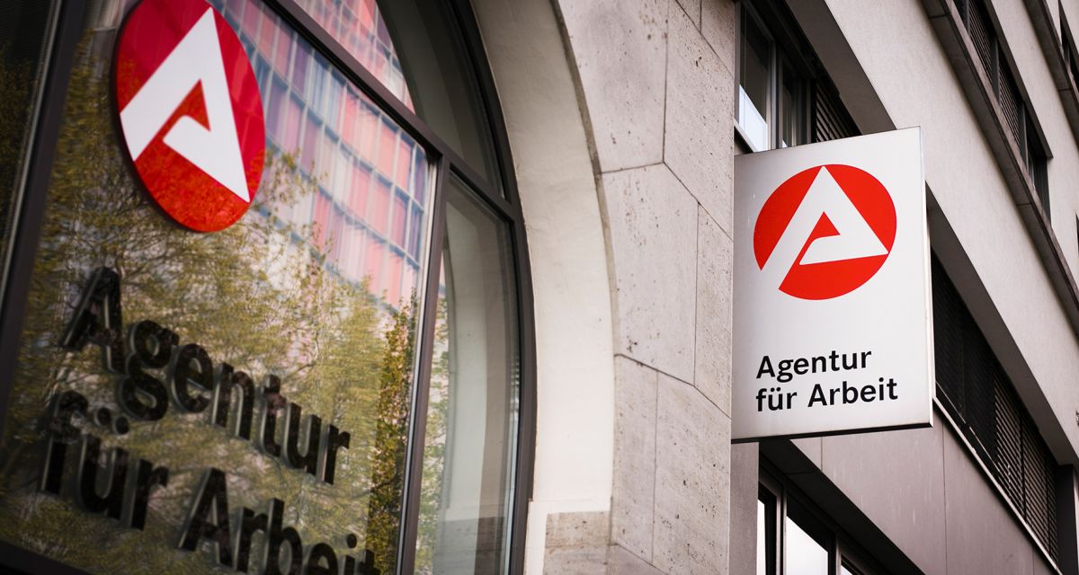 Zu sehen ist die Außenfassade eines Gebäudes der Agentur für Arbeit. 