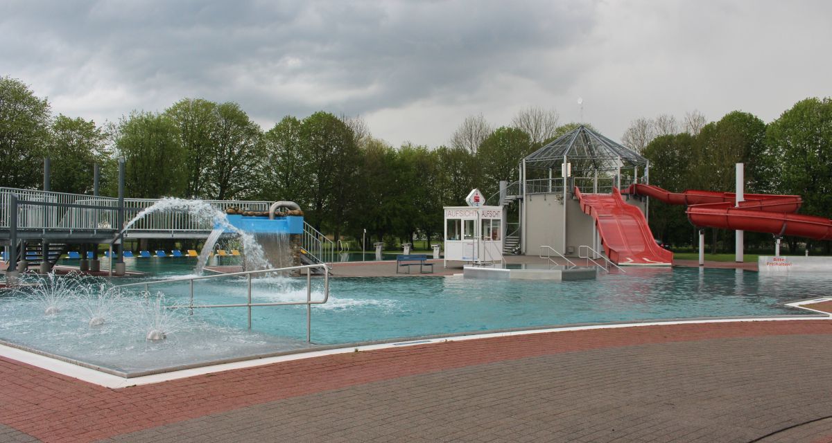 Auf dem Bild ist ein Becken des Freizeitbades in Isums zu sehen.
