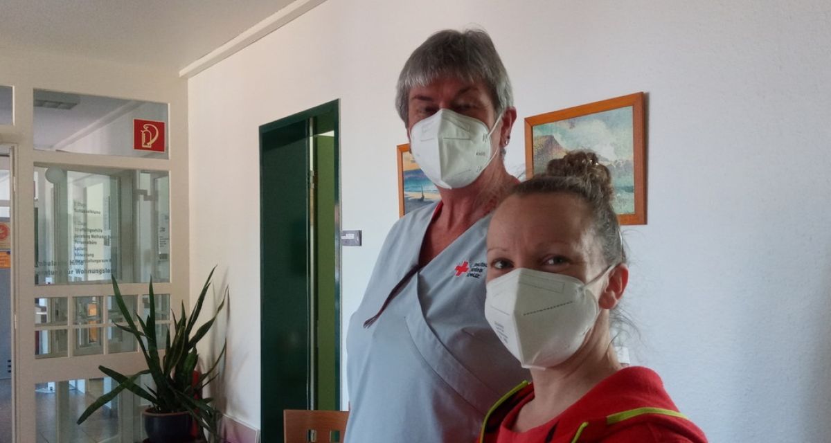 Die Krankenpflegerinnen des Wilhelmshavener Impfzentrums, Ute Nikolai und Jutta Mutze (re.), sorgen für eine reibungslose Impfung im Haus der Diakonie.