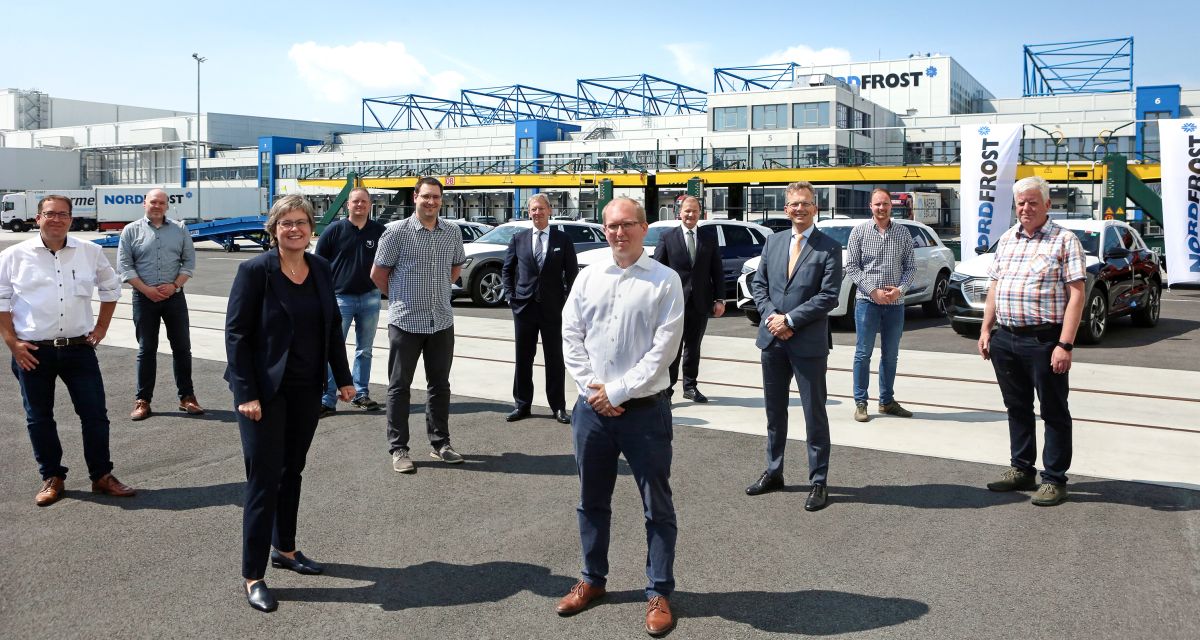 v.l.n.r. Markus Gumbiller (Outbound-Steuerung Audi AG), Heiko Urban (Leiter Immobilien- und Planungsmanagement Container Terminal Wilhelmshaven JadeWeserPort-Marketing GmbH & Co. KG), Britta Bartels (NORDFROST-Geschäftsführung), Timo Völz (Leiter Logistik CAT Car Terminal GmbH), Marcel Lindermann (Leiter Verwaltung CAT Car Terminal GmbH), Andreas Bullwinkel (Geschäftsführer Container Terminal Wilhelmshaven JadeWeserPort-Marketing GmbH & Co. KG), Philipp Brandstrup (Niederlassungsleiter NORDFROST Seehafen-Terminal), Marc Hauswald (NORDFROST), Holger Banik, (Geschäftsführer JadeWeserPort Realisierungs GmbH & Co. KG sowie Niedersachsen Ports GmbH & Co. KG), Sebastian Hajen (NORDFROST Seehafen-Terminal), Erwin Schumann (Qualitätsmanagement Audi AG)