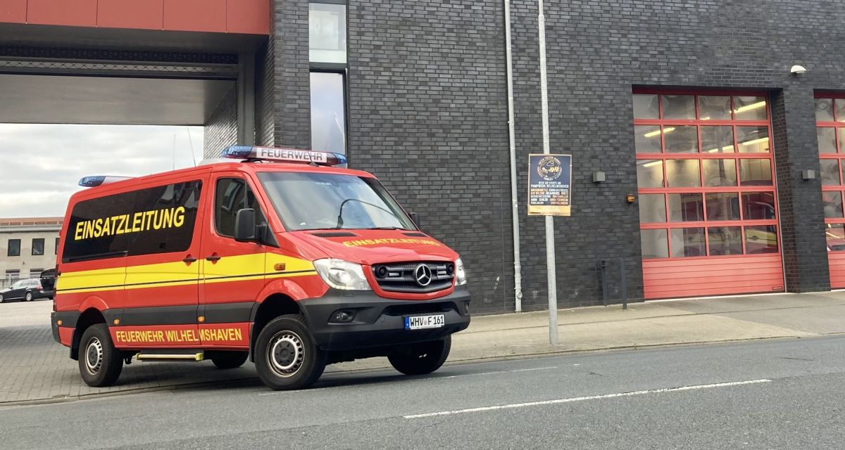 Ein Einsatzfahrzeug der Feuerwehr Wilhelmshaven macht sich auf dem Weg nach Ahrweiler um dort im Katastrophenschutz zu unterstützen. 
