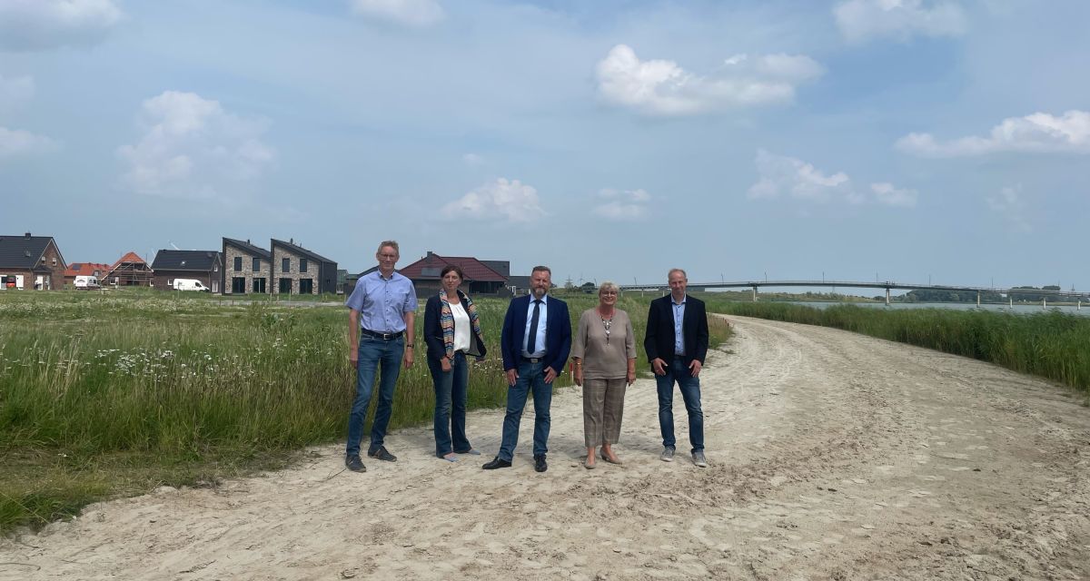 Thorsten Spieckermann, Projektleiter NLG Oldenburg; Dörthe Meier, Geschäftsstelle NLG Oldenburg; Björn Mühlena, Bürgermeister Wangerland; Gitta Heitmann-Schmacker, Gemeinde Wangerland (Allgemeine Vertreterin des Bürgermeisters); Torsten Meuer, Leiter der technischen Bauabteilung bei der Gemeinde Wangerland
