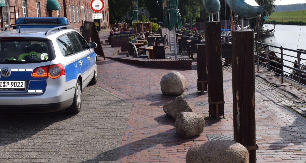 Polizei Wangerland sucht Zeugen nach Diebstahl einer Bronzeskulptur. Einer der drei Vögel am Hooksieler Hafen wurde gestohlen