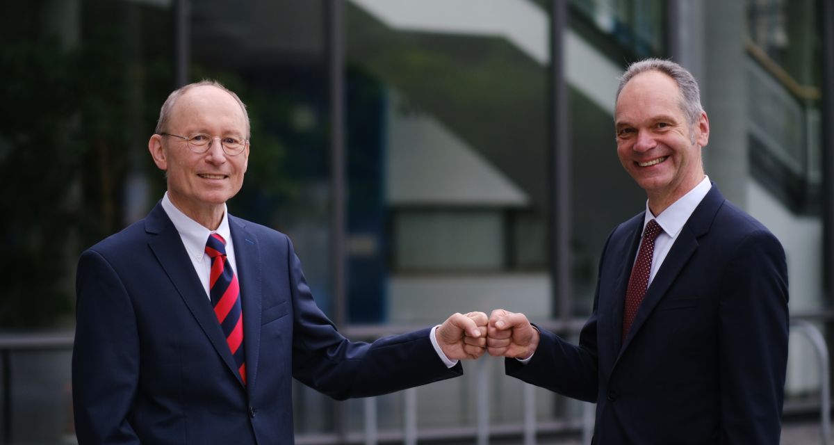 Der bisherige Präsident Hans Michael Piper gratulierte Ralph Bruder zum Amtsantritt. Foto: Universität Oldenburg