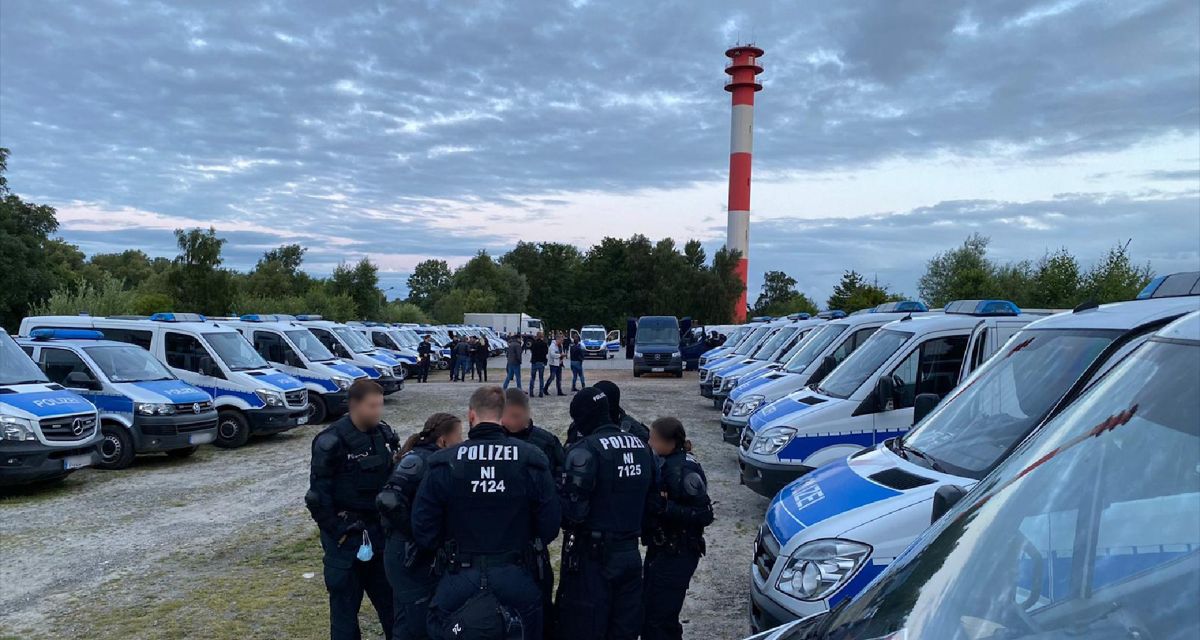 Einsatzkräfte versammeln sich vor Einsatzbeginn