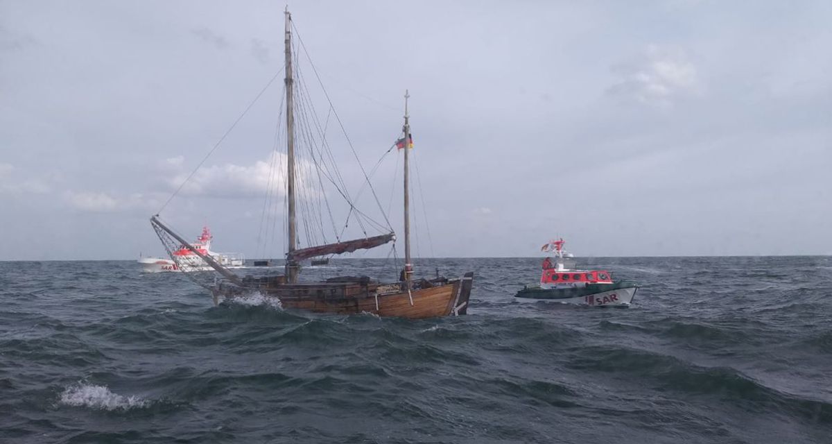 Seenotrettungskreuzer BERNHARD GRUBEN und Tochterboot JOHANN FIDI an einem havarierten Segelboot, das starken Wassereinbruch hatte. 8. August 2021
