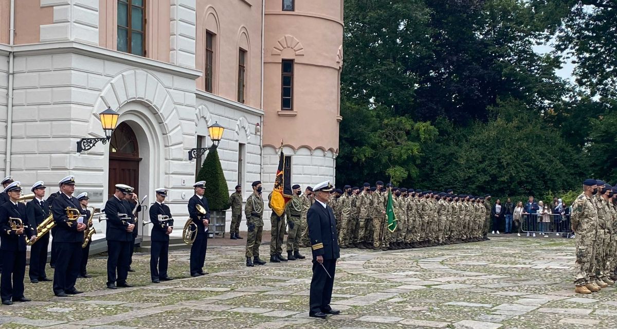 Zu sehen sind Mitglieder der Bundeswehr aufgereiht vor dem Schloss Jever. 