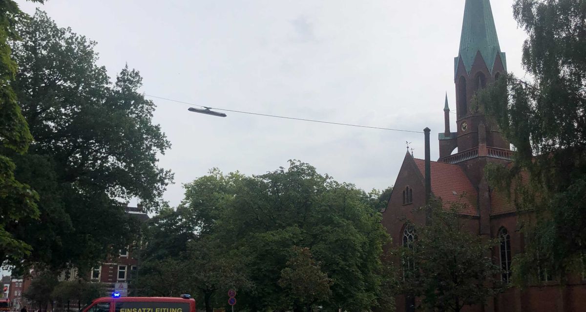Vor der Christus- und Garnisonkirche steht ein Einsatzfahrzeug der Feuerwehr und sperrt die Straße. 