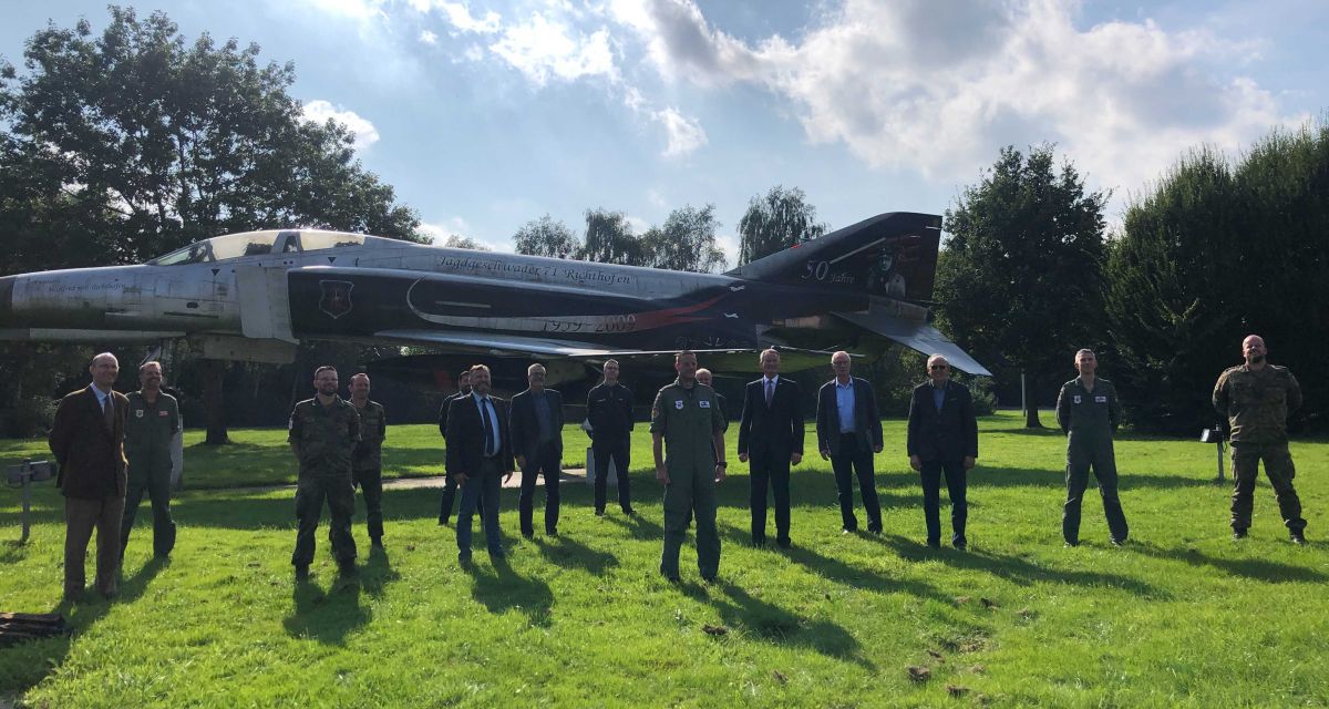 Mitglieder der Lärmschutzkommission auf dem Flugplatz Wittmundhafen beim Taktischen Luftwaffengeschwader 71 