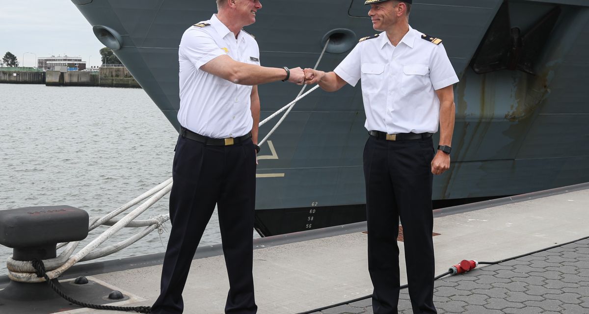 Der alte Kommandeur der Einsatzflottille 2, Flottillenadmiral Ralf Kuchler (rechts) und der neue Kommandeur der Einsatzflottille 2, Flottillenadmiral Axel Schulz (links).