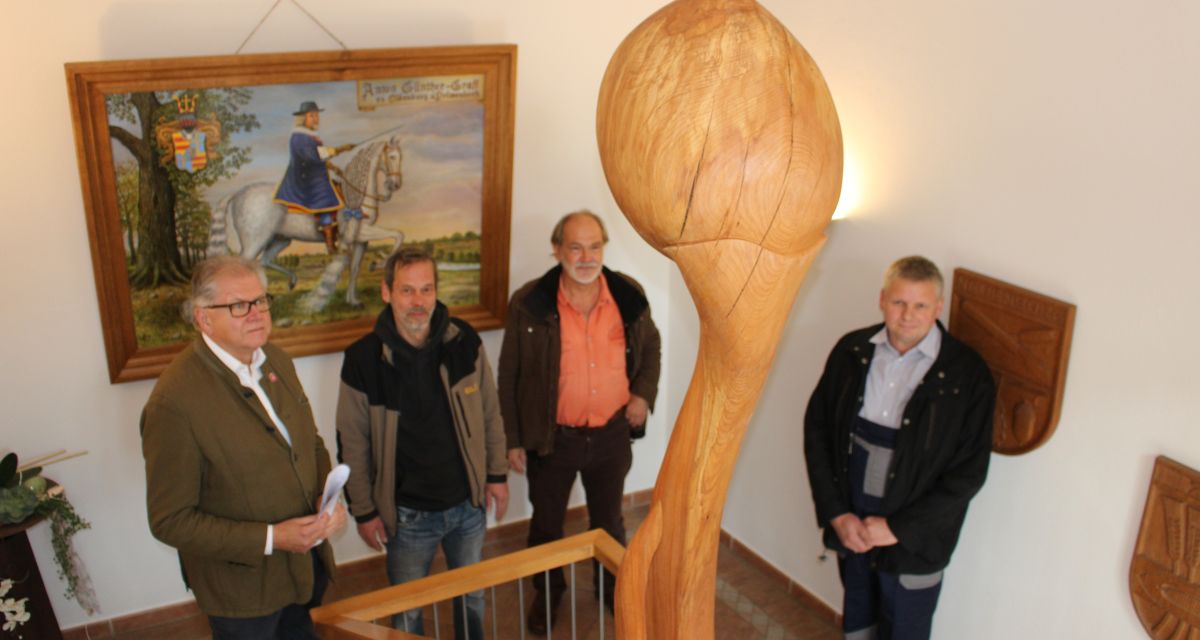 Neue Skulptur im Schloss Neuenburg aufgestellt.