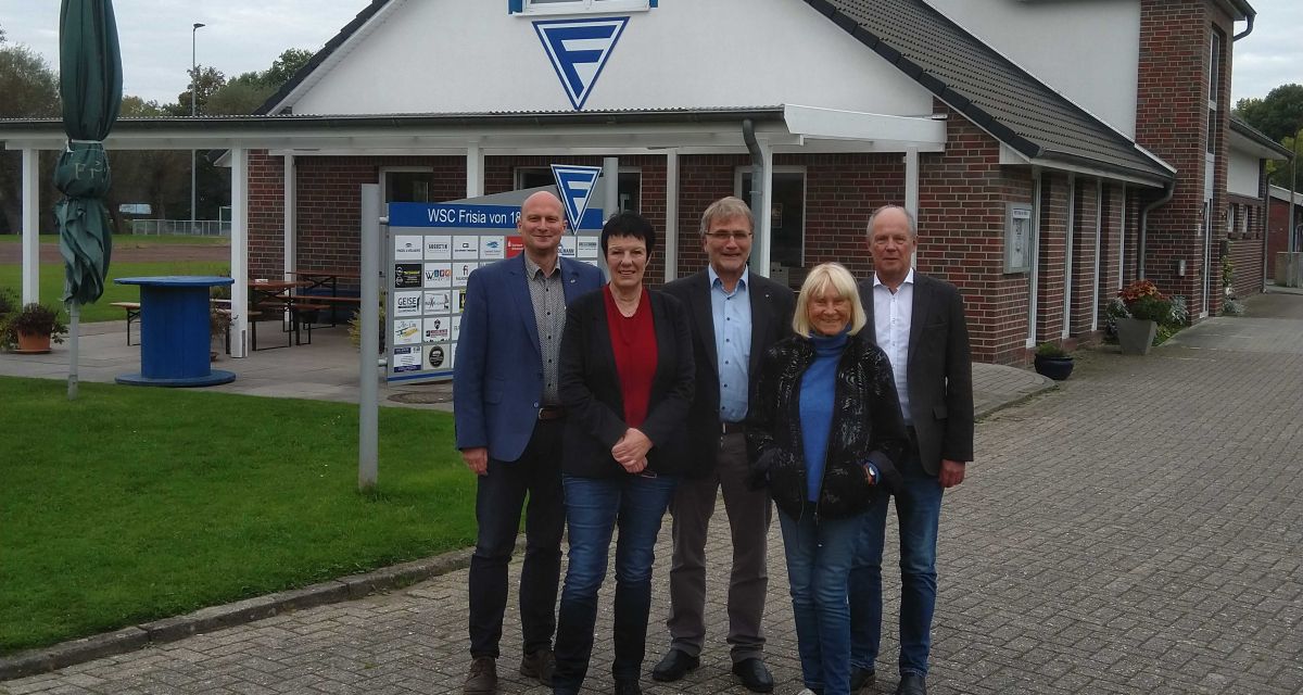 Pressegespräch Wilhelmshaven testet, Vereinsheim WSC Frisia. V.l.n.r: Bernd Busemann (Pastor Christus- und Garnisonkirche, Projektträger), Silvia Hertwig (Kita 