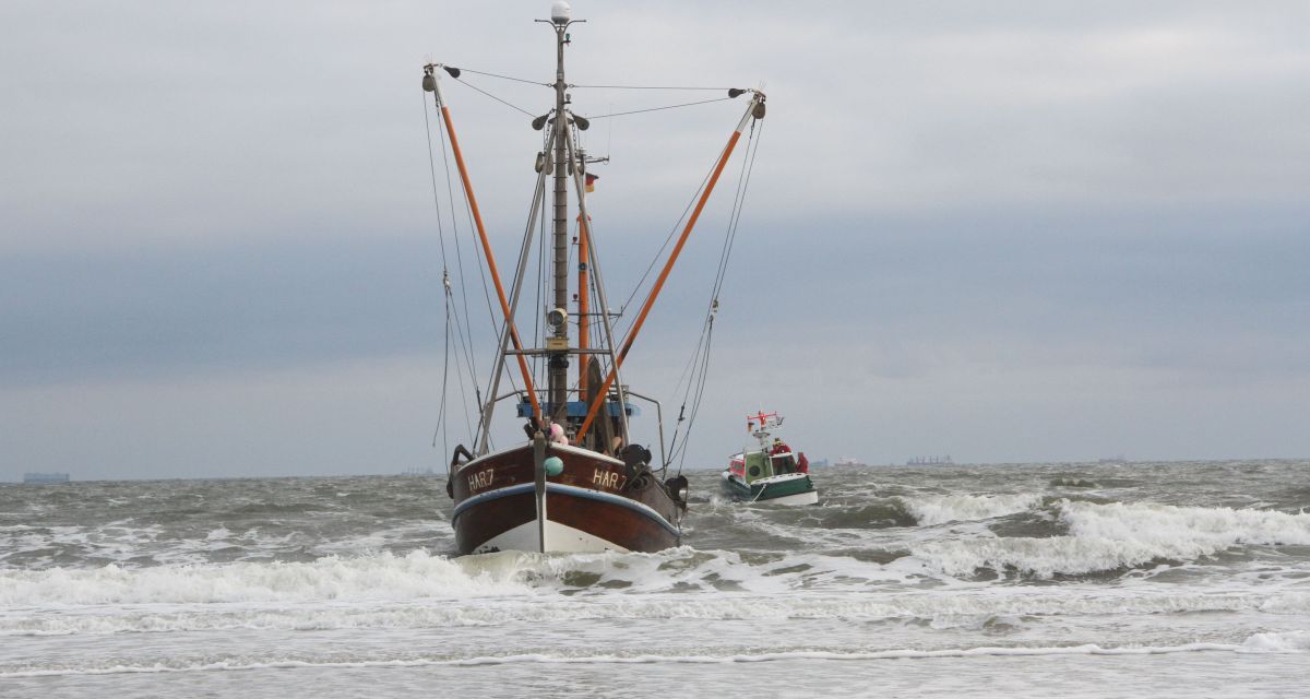 Tochterboot JOHANN FIDI des Seenotrettungskreuzers BERNHARD GRUBEN schleppt einen Fischkutter frei, der manövrierunfähig auf den Strand von Wangerooge getrieben worden war. 11. Juni 2018