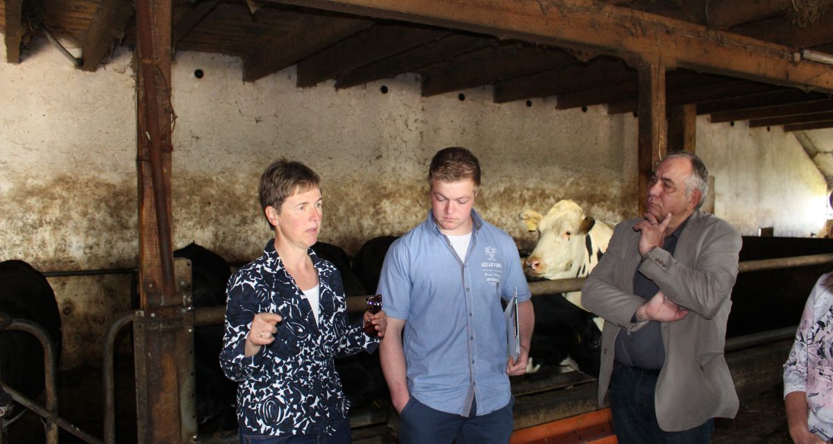 Grünen-Landtagsabgeordnete Regina Asendorf in der Region bei Milchbauern.