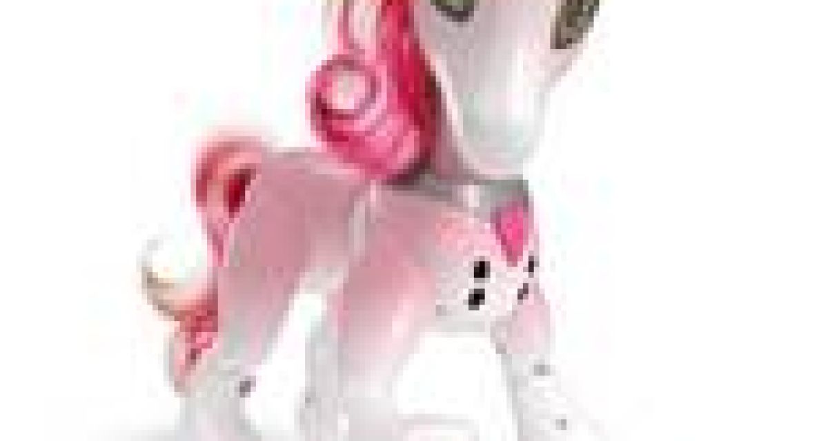 Band läuft über ein gemähtes Feld, Strommast steht rechts